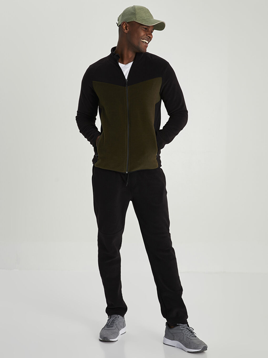 Siyah Standart Kalıp Dik Yaka Polar Erkek Spor Hırka-2