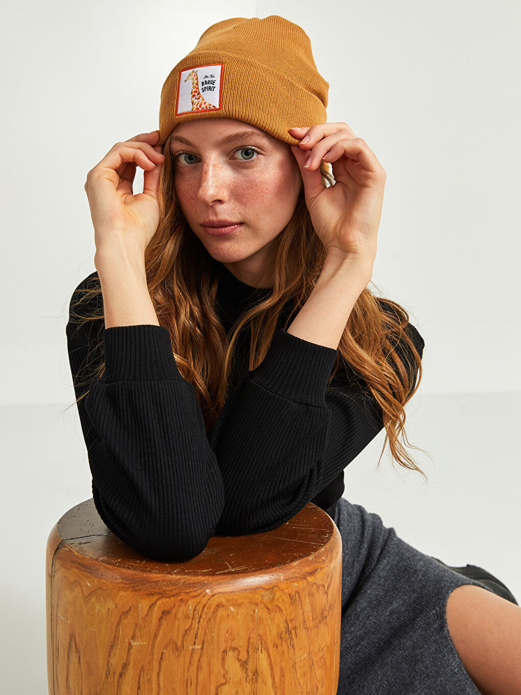 Kahverengi Etiket Detaylı Kadın Triko Bere