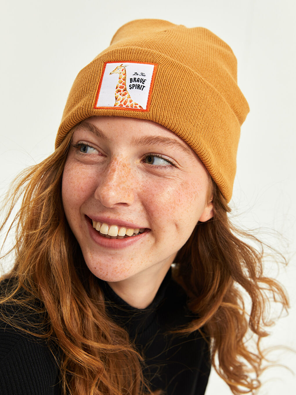 Kahverengi Etiket Detaylı Kadın Triko Bere-1