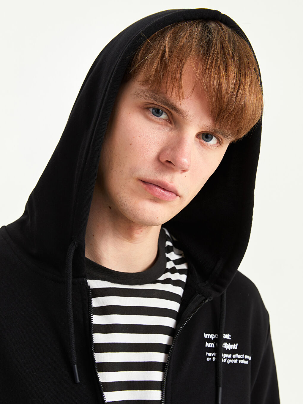 Siyah Kapüşonlu Uzun Kollu Erkek Fermuarlı Sweatshirt-1