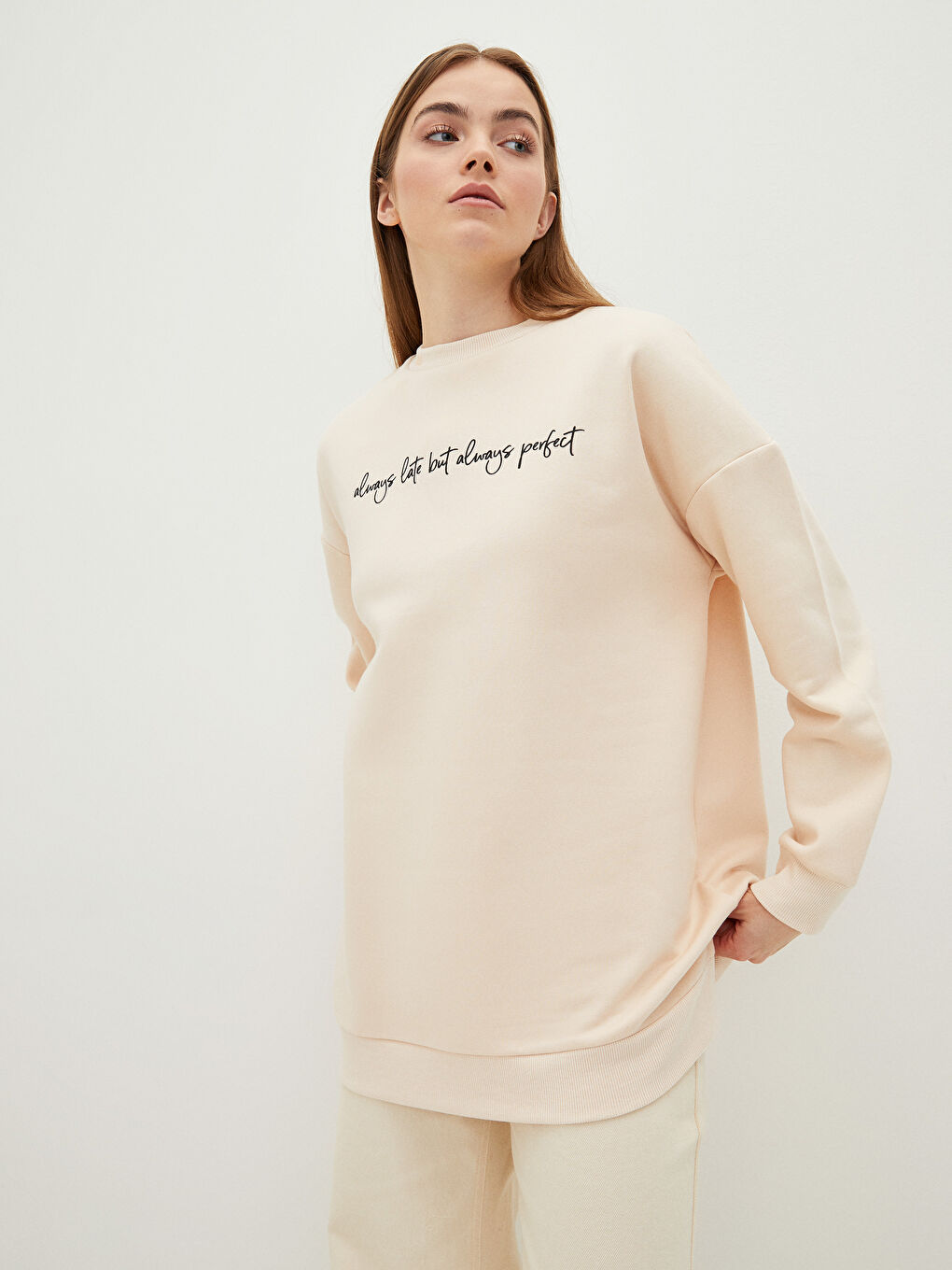 Bej Bisiklet Yaka Yazı Baskılı Oversize Kadın Kalın Sweatshirt Tunik-1