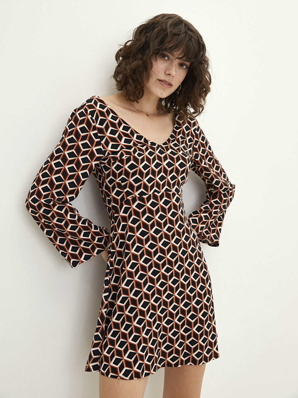 Siyah V Yaka Desenli Uzun Kollu Viskon Kadın Elbise