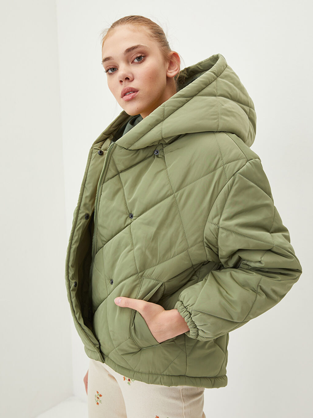 Haki Kapüşonlu Kapitone Desenli Uzun Kollu Kadın Şişme Mont