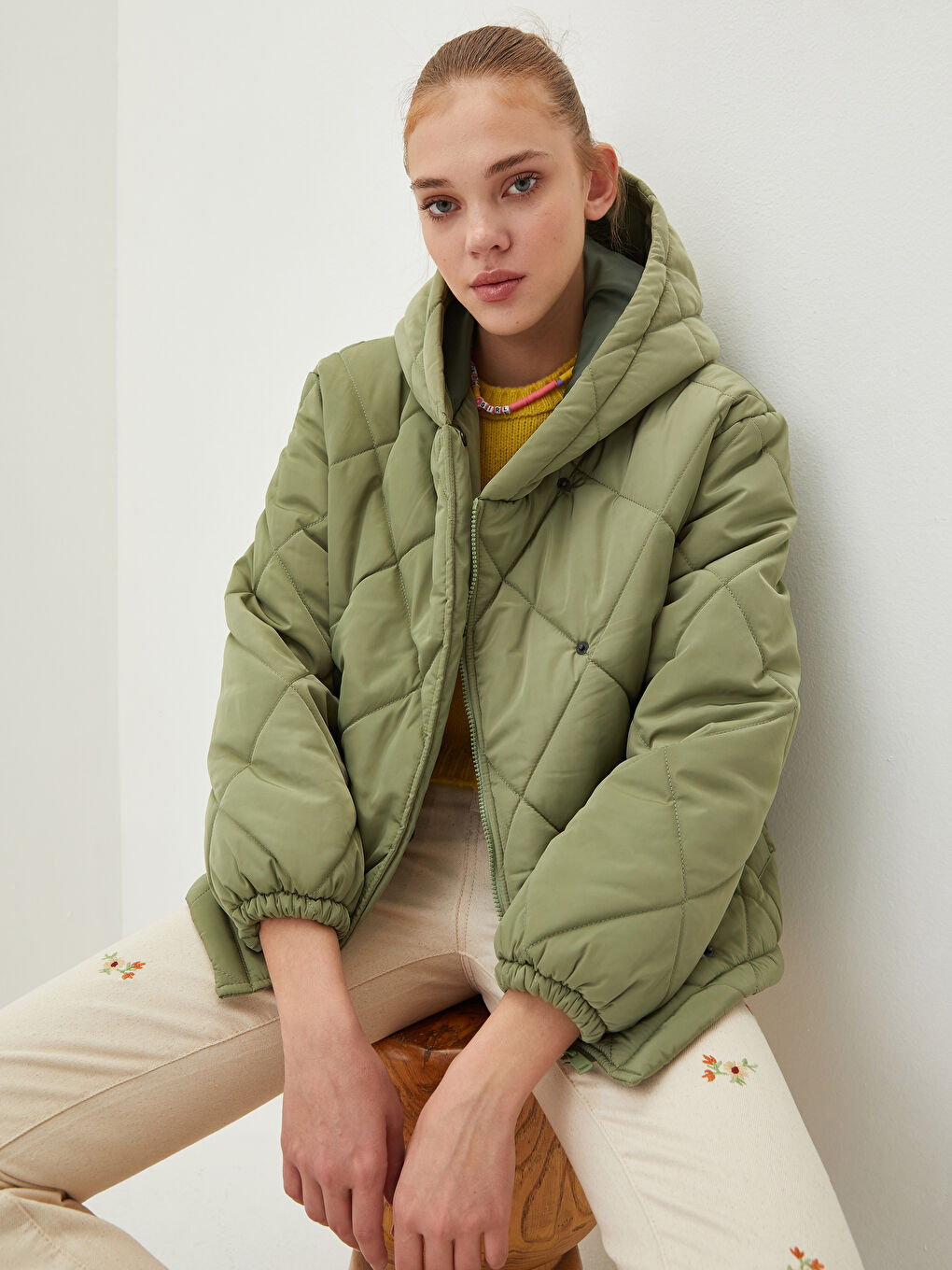 Haki Kapüşonlu Kapitone Desenli Uzun Kollu Kadın Şişme Mont-1