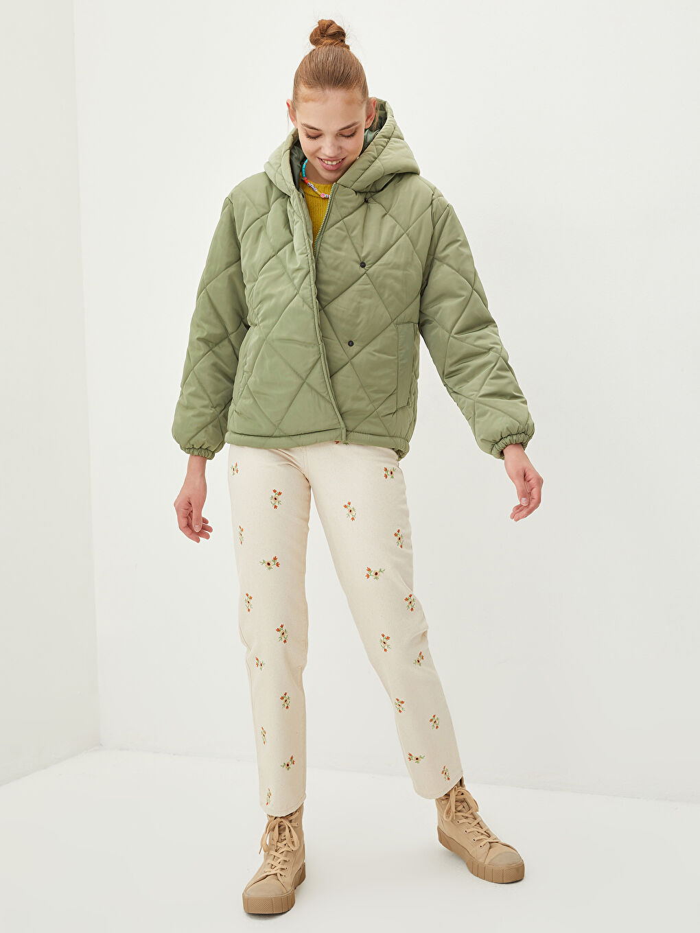 Haki Kapüşonlu Kapitone Desenli Uzun Kollu Kadın Şişme Mont-2