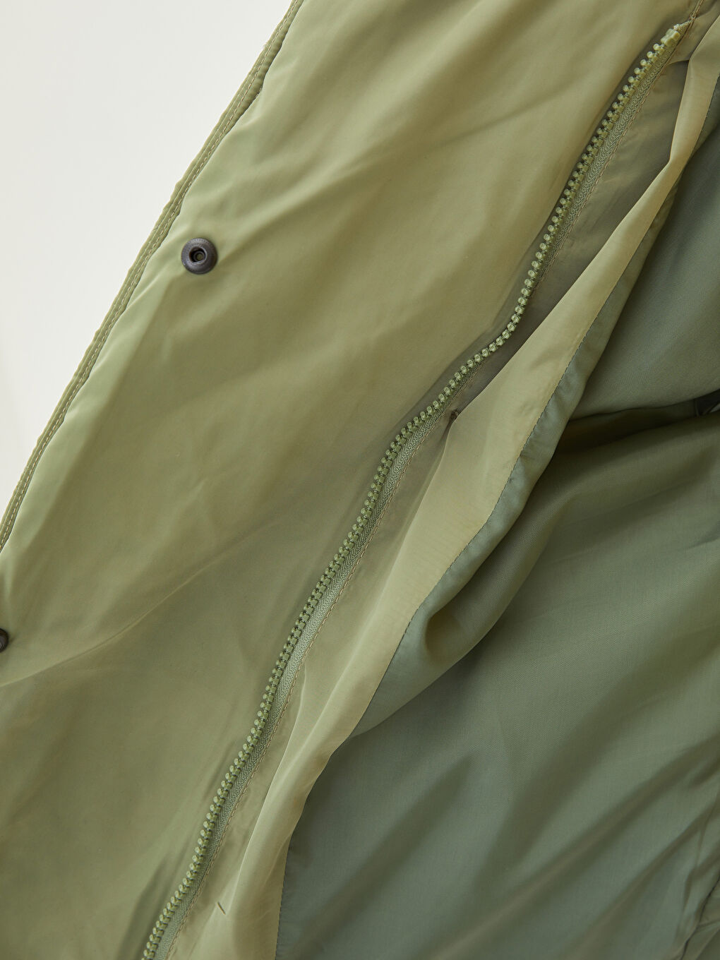 Haki Kapüşonlu Kapitone Desenli Uzun Kollu Kadın Şişme Mont-3