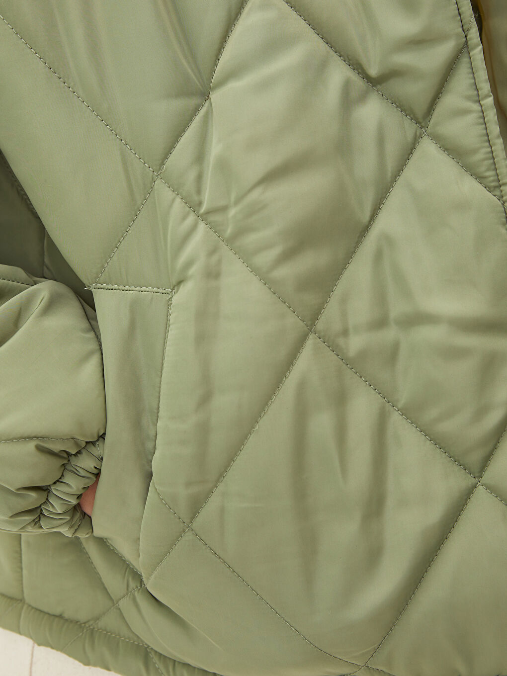 Haki Kapüşonlu Kapitone Desenli Uzun Kollu Kadın Şişme Mont-4