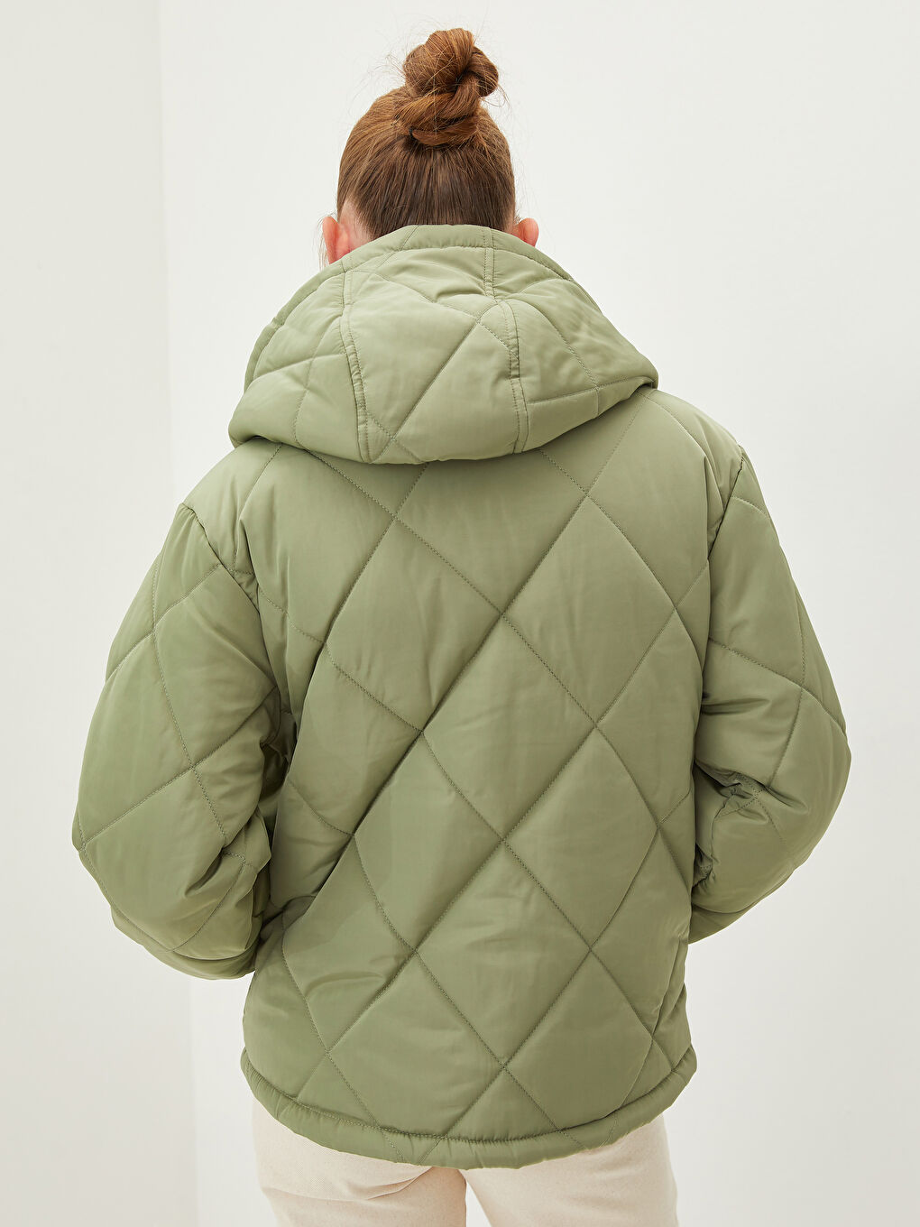 Haki Kapüşonlu Kapitone Desenli Uzun Kollu Kadın Şişme Mont-5