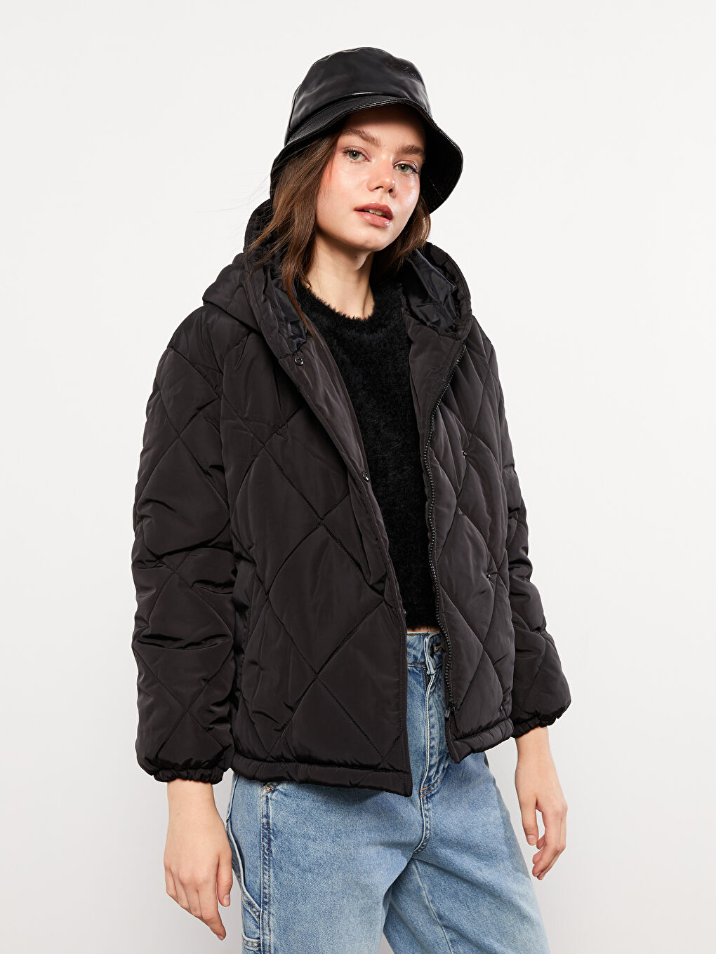 Siyah Kapüşonlu Kapitone Desenli Uzun Kollu Kadın Şişme Mont