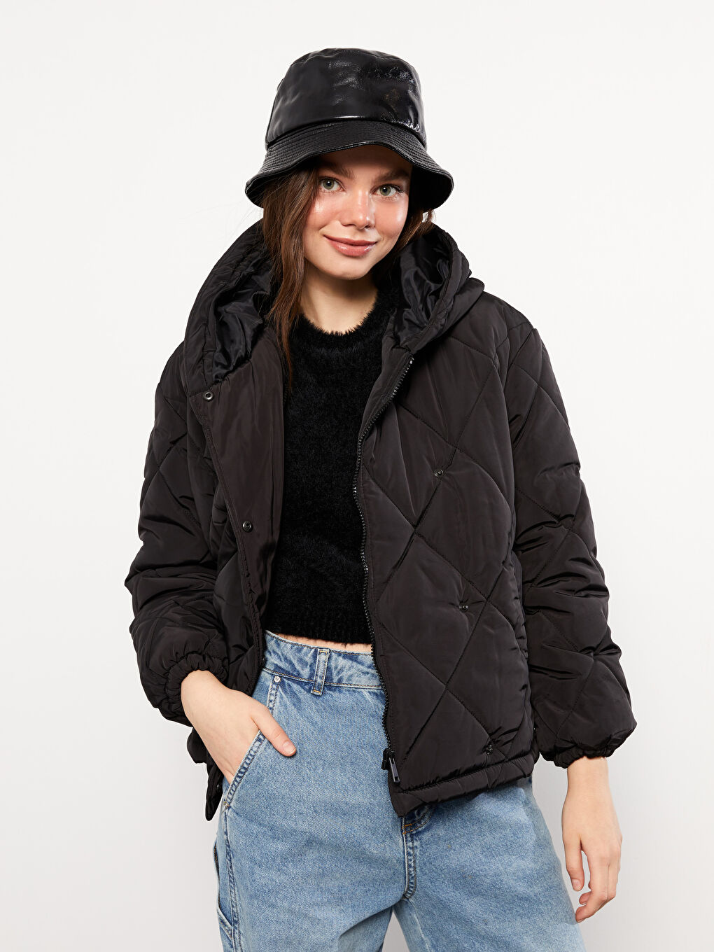 Siyah Kapüşonlu Kapitone Desenli Uzun Kollu Kadın Şişme Mont-1