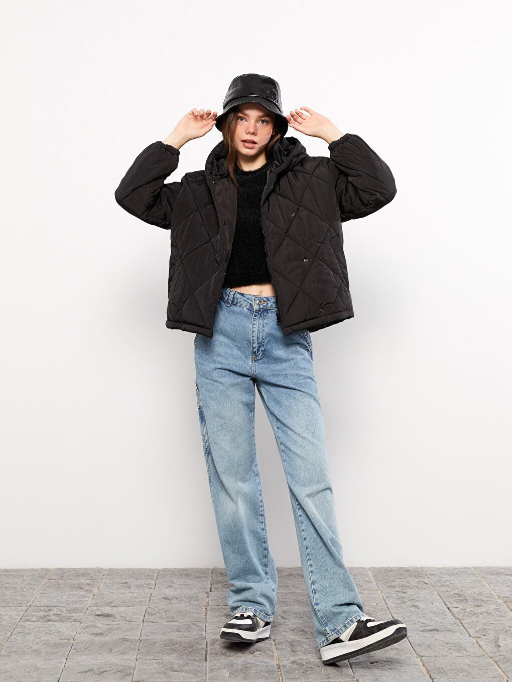 Siyah Kapüşonlu Kapitone Desenli Uzun Kollu Kadın Şişme Mont-2