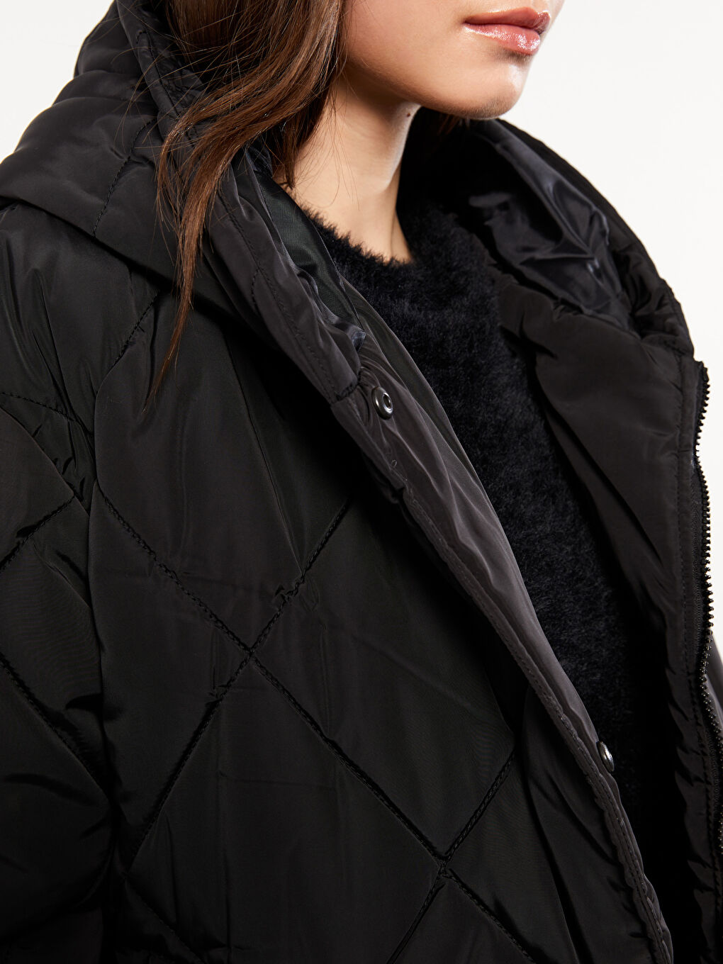 Siyah Kapüşonlu Kapitone Desenli Uzun Kollu Kadın Şişme Mont-3