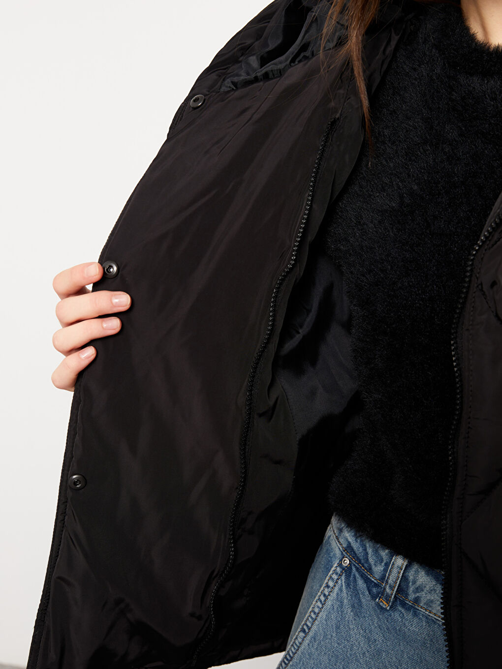 Siyah Kapüşonlu Kapitone Desenli Uzun Kollu Kadın Şişme Mont-4