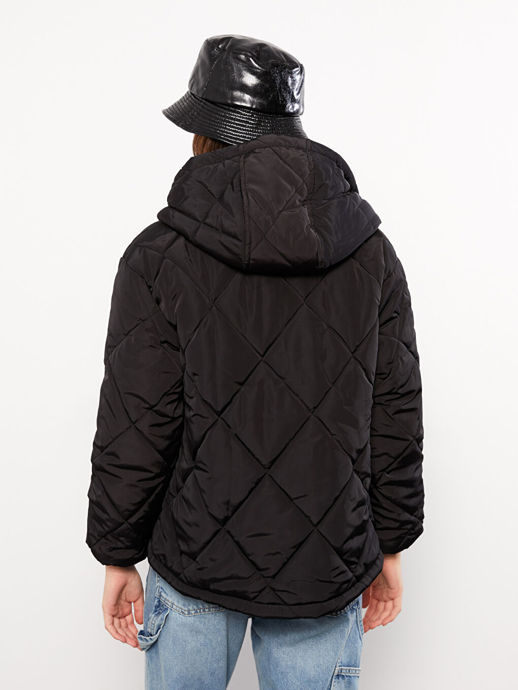 Siyah Kapüşonlu Kapitone Desenli Uzun Kollu Kadın Şişme Mont-5