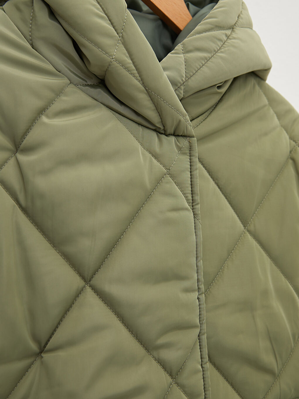 Haki Kapüşonlu Kapitone Desenli Uzun Kollu Kadın Şişme Mont-8