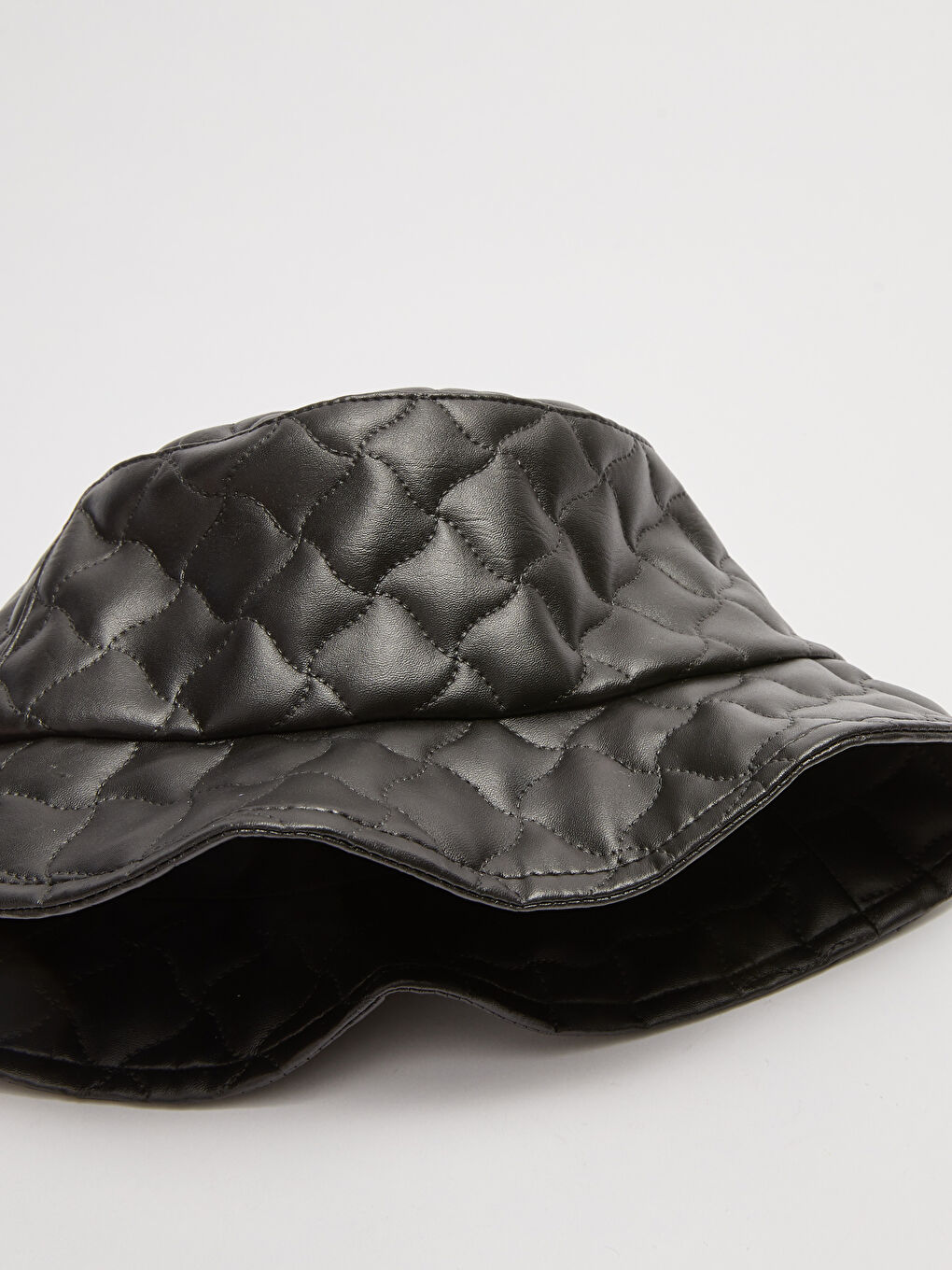 قبعة دلو نسائية مبطنة بمظهر الجلد-3