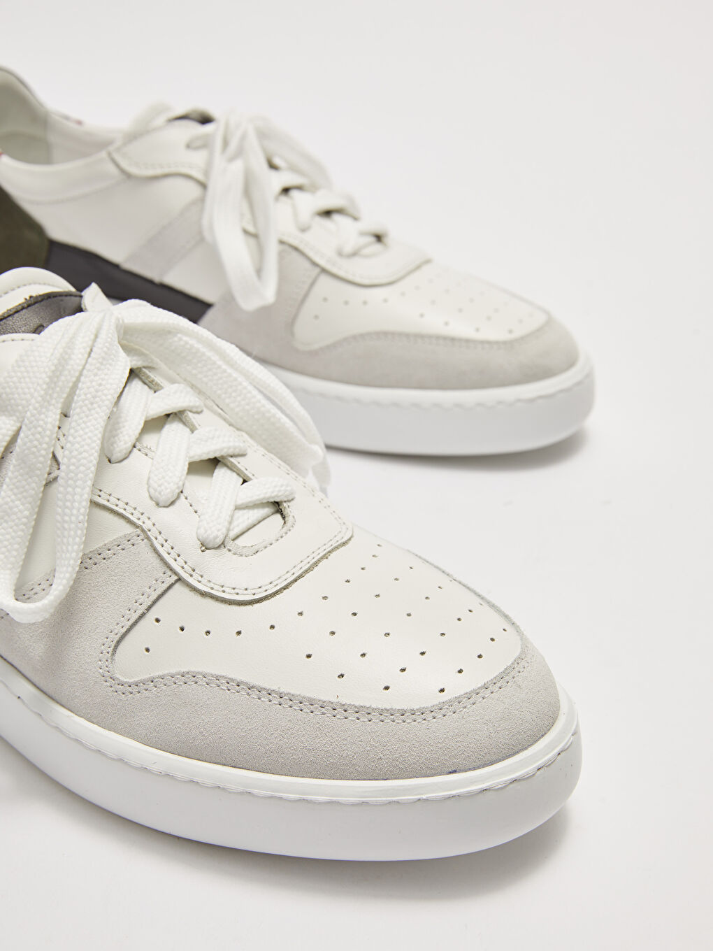 Beyaz Renk Bloklu Bağcıklı Erkek Spor Ayakkabı-4