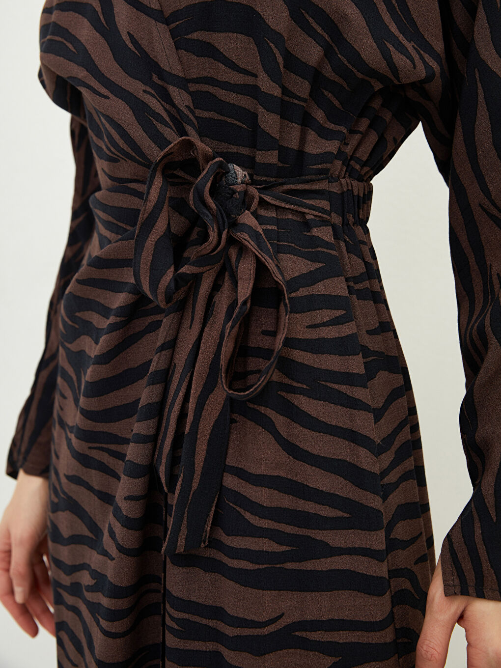 Kahverengi Kruvaze Yaka Desenli Uzun Kollu Viskon Kadın Elbise-5