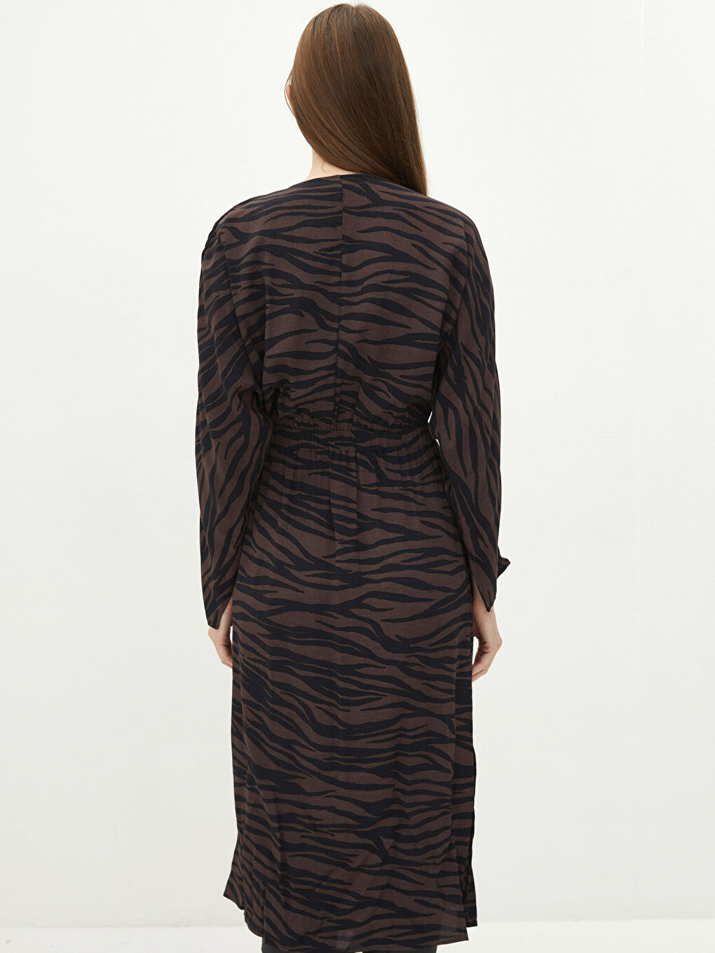 Kahverengi Kruvaze Yaka Desenli Uzun Kollu Viskon Kadın Elbise-8