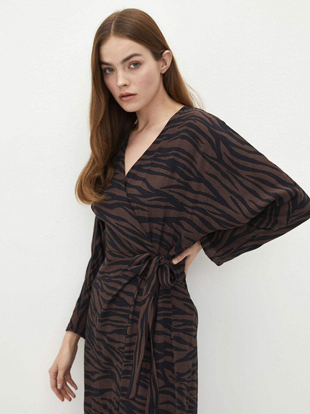 Kahverengi Kruvaze Yaka Desenli Uzun Kollu Viskon Kadın Elbise-2