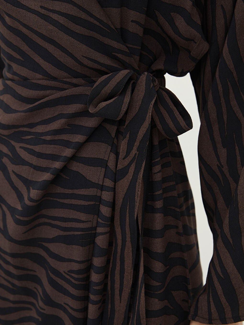 Kahverengi Kruvaze Yaka Desenli Uzun Kollu Viskon Kadın Elbise-6