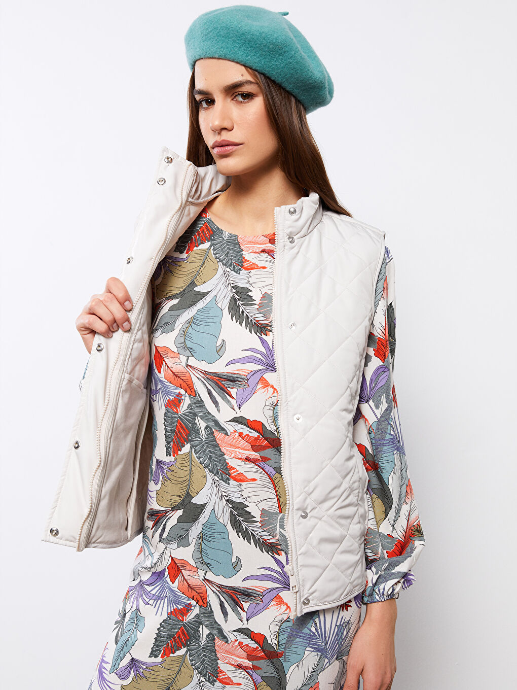 Bej Dik Yaka Kapitone Desenli Kadın Şişme Yelek-1