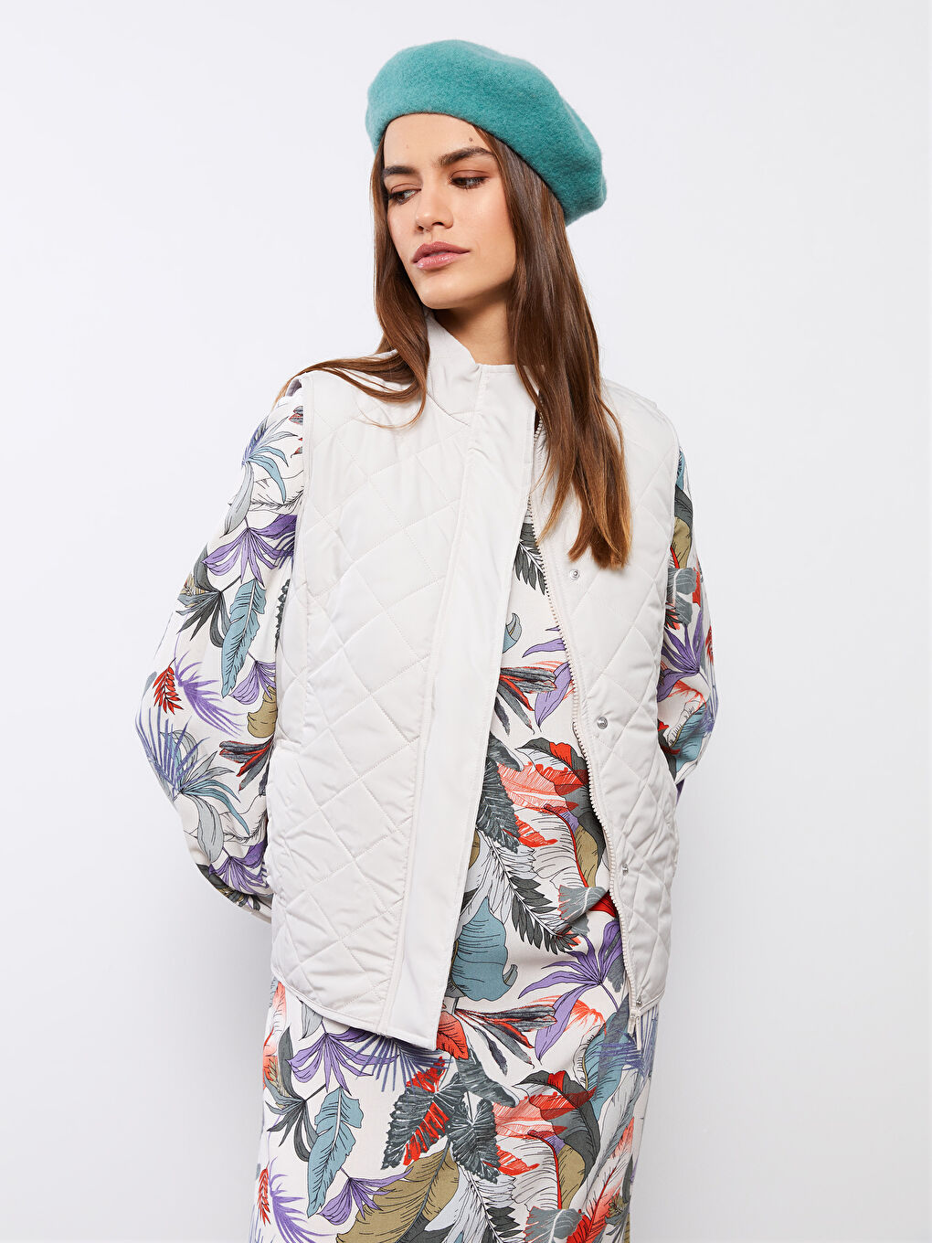 Bej Dik Yaka Kapitone Desenli Kadın Şişme Yelek-2