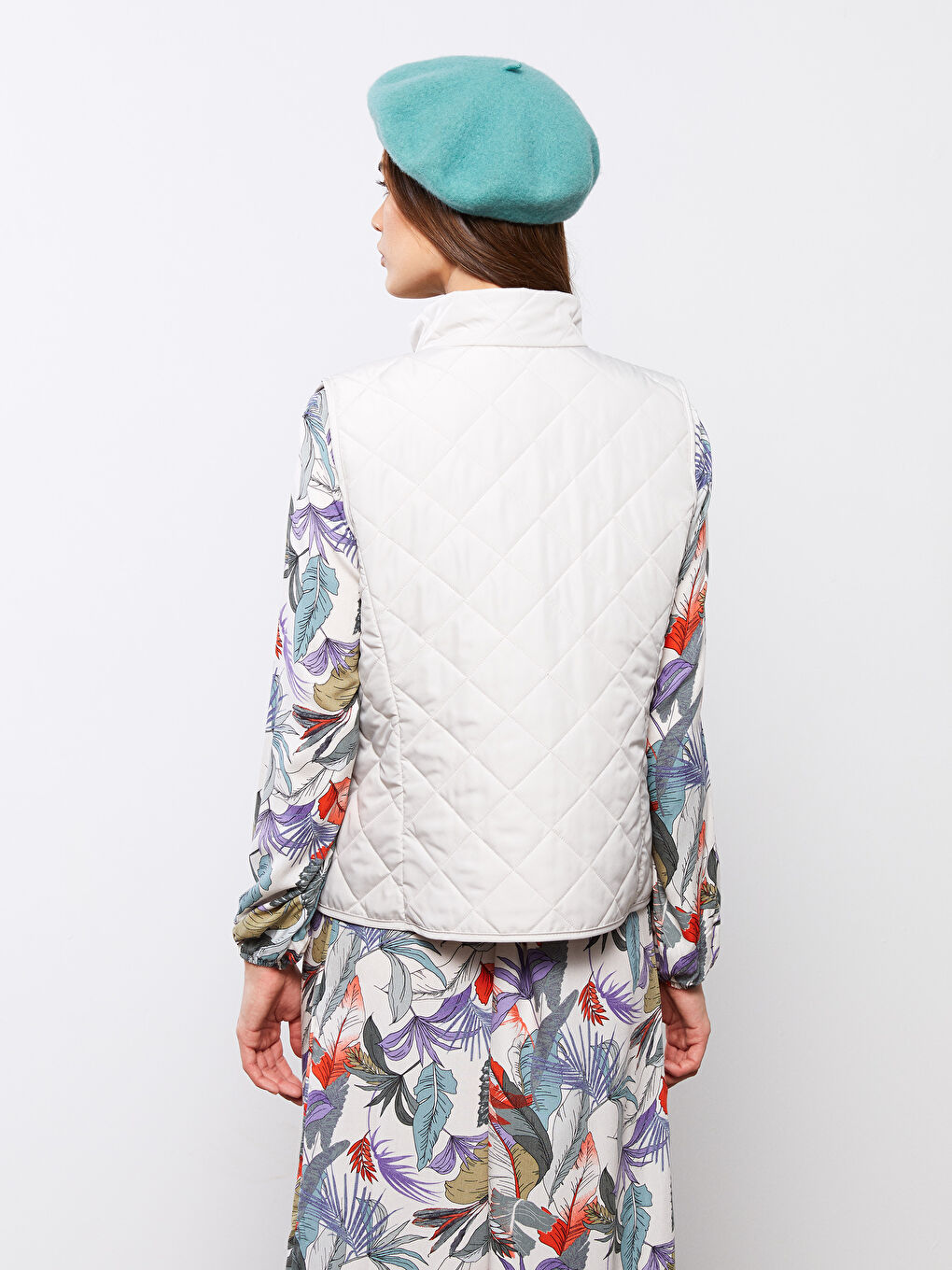 Bej Dik Yaka Kapitone Desenli Kadın Şişme Yelek-5