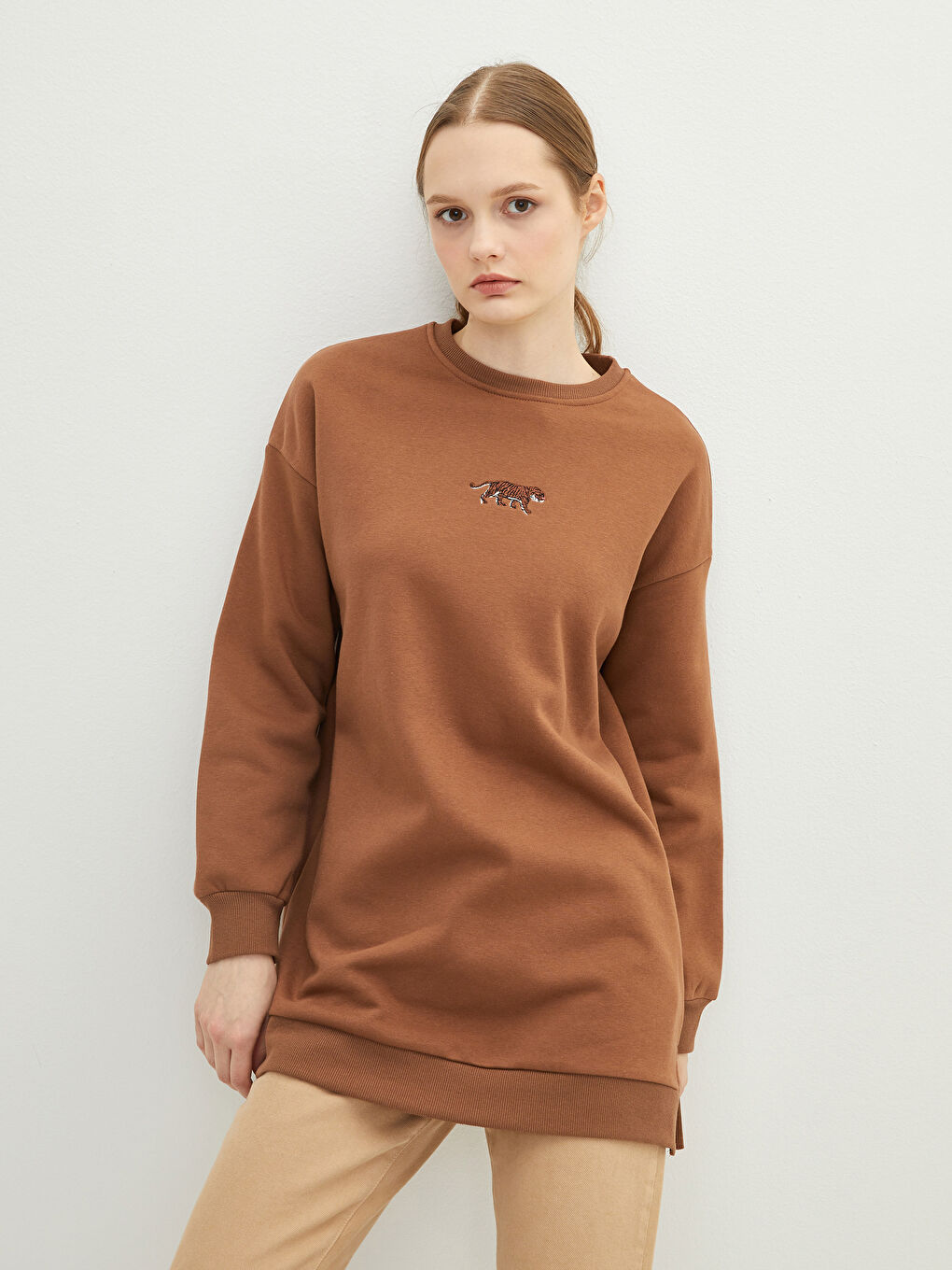 LCW Modest Kahverengi Bisiklet Yaka Nakışlı Oversize Kadın Kalın Sweatshirt Tunik