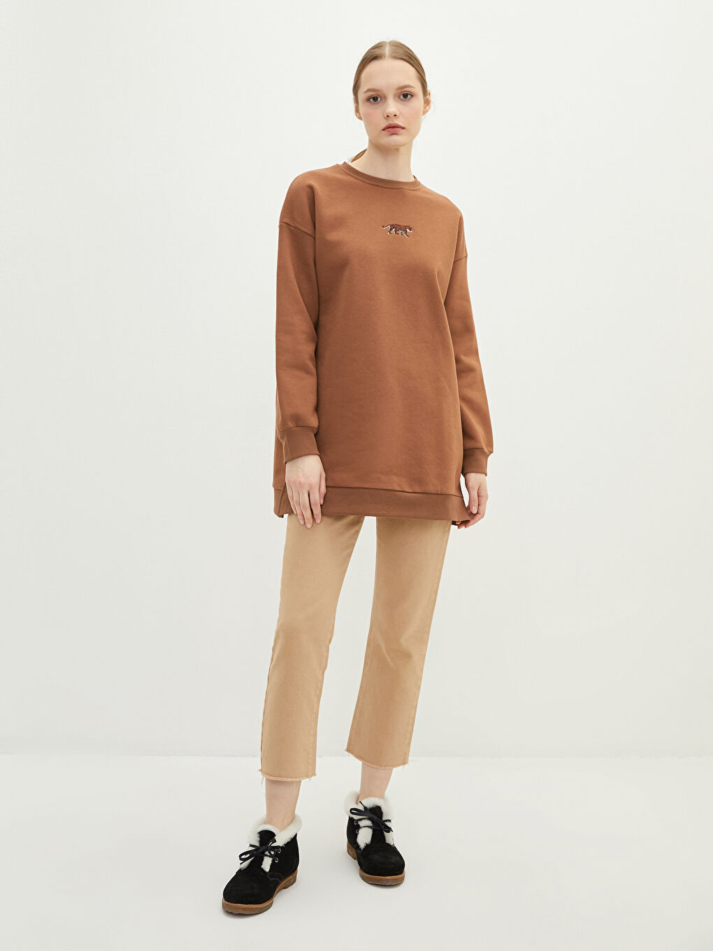 LCW Modest Kahverengi Bisiklet Yaka Nakışlı Oversize Kadın Kalın Sweatshirt Tunik - 1