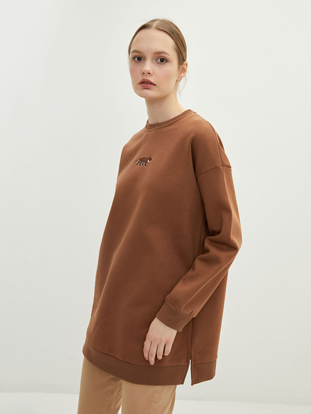 LCW Modest Kahverengi Bisiklet Yaka Nakışlı Oversize Kadın Kalın Sweatshirt Tunik - 2