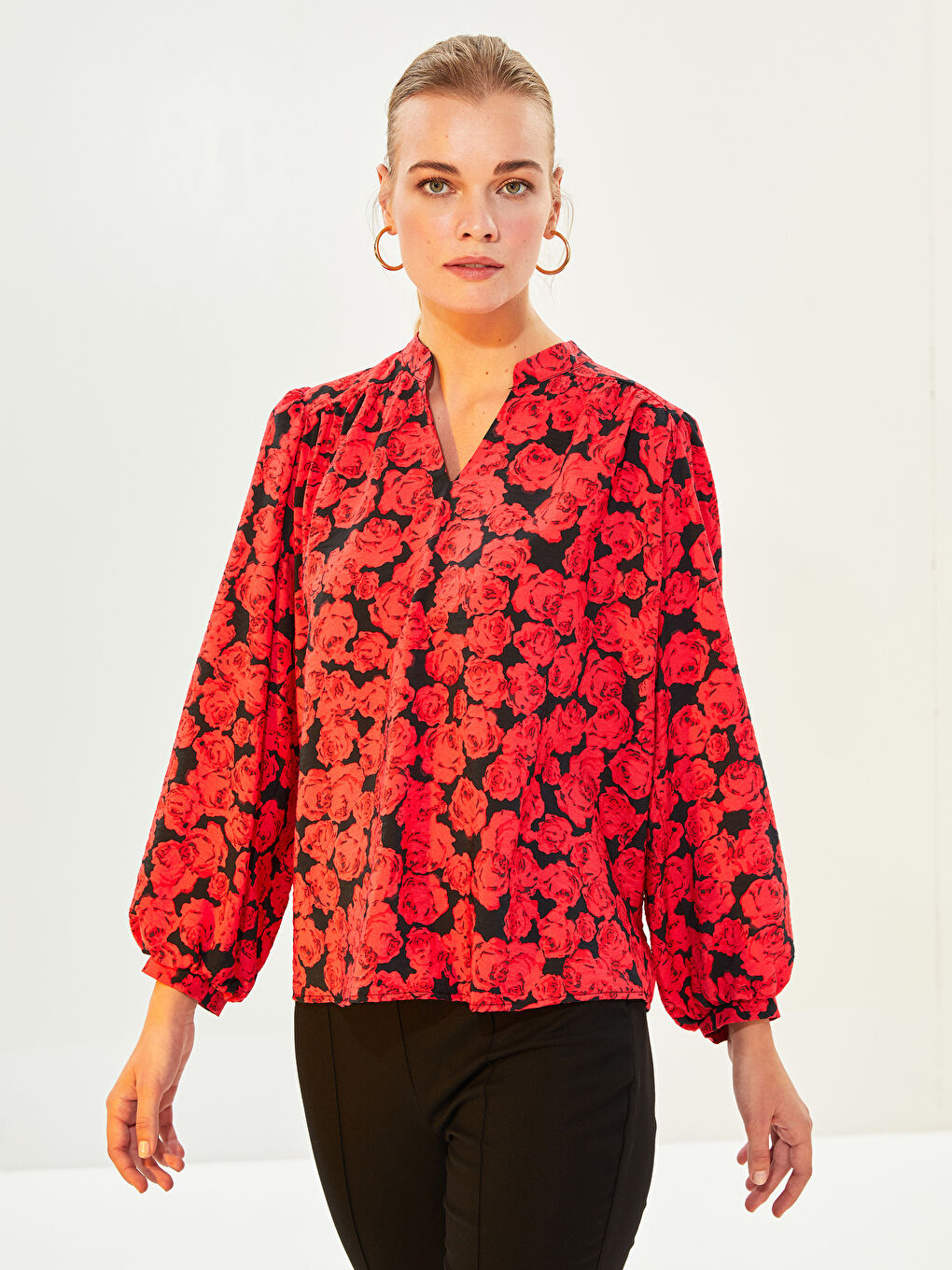 Siyah Kaçık Yaka Çiçekli Uzun Kollu Poplin Kadın Bluz