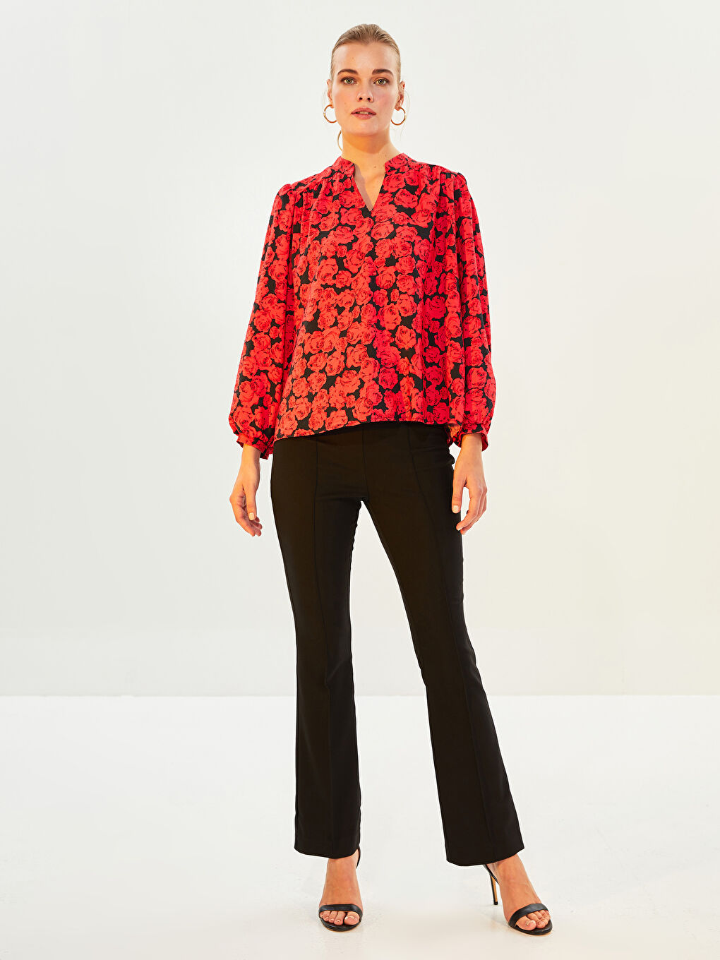 Siyah Kaçık Yaka Çiçekli Uzun Kollu Poplin Kadın Bluz-1