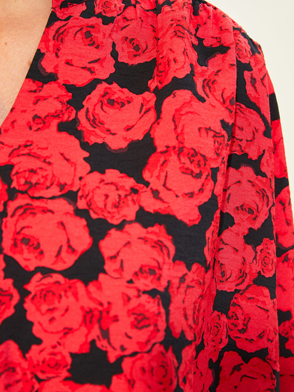 Siyah Kaçık Yaka Çiçekli Uzun Kollu Poplin Kadın Bluz-2