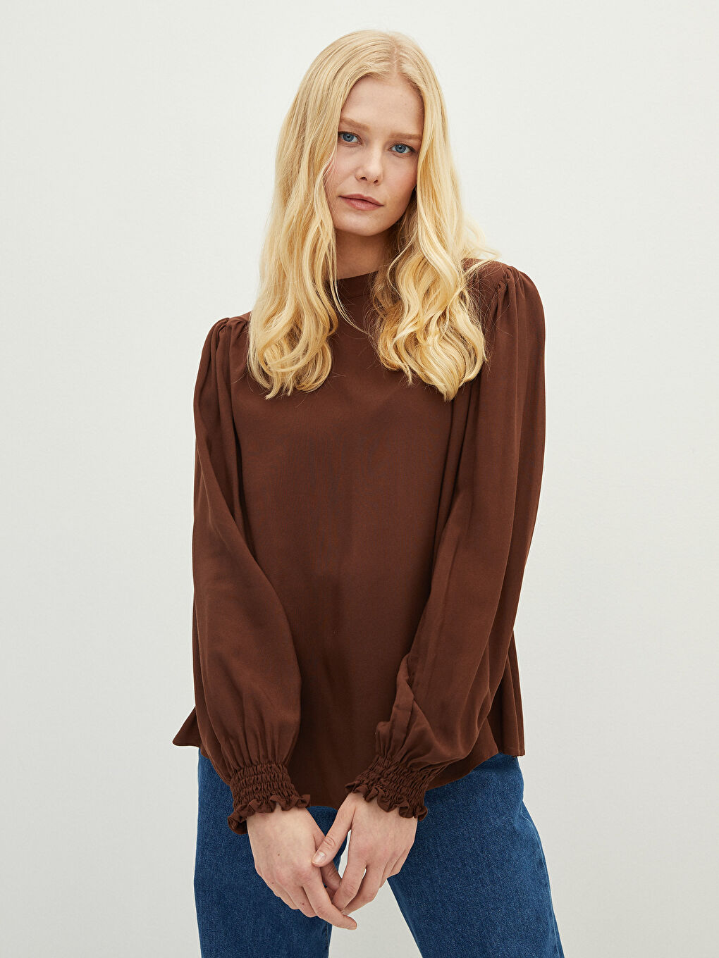 Kahverengi Hakim Yaka Düz Uzun Kollu Poplin Kadın Bluz-1