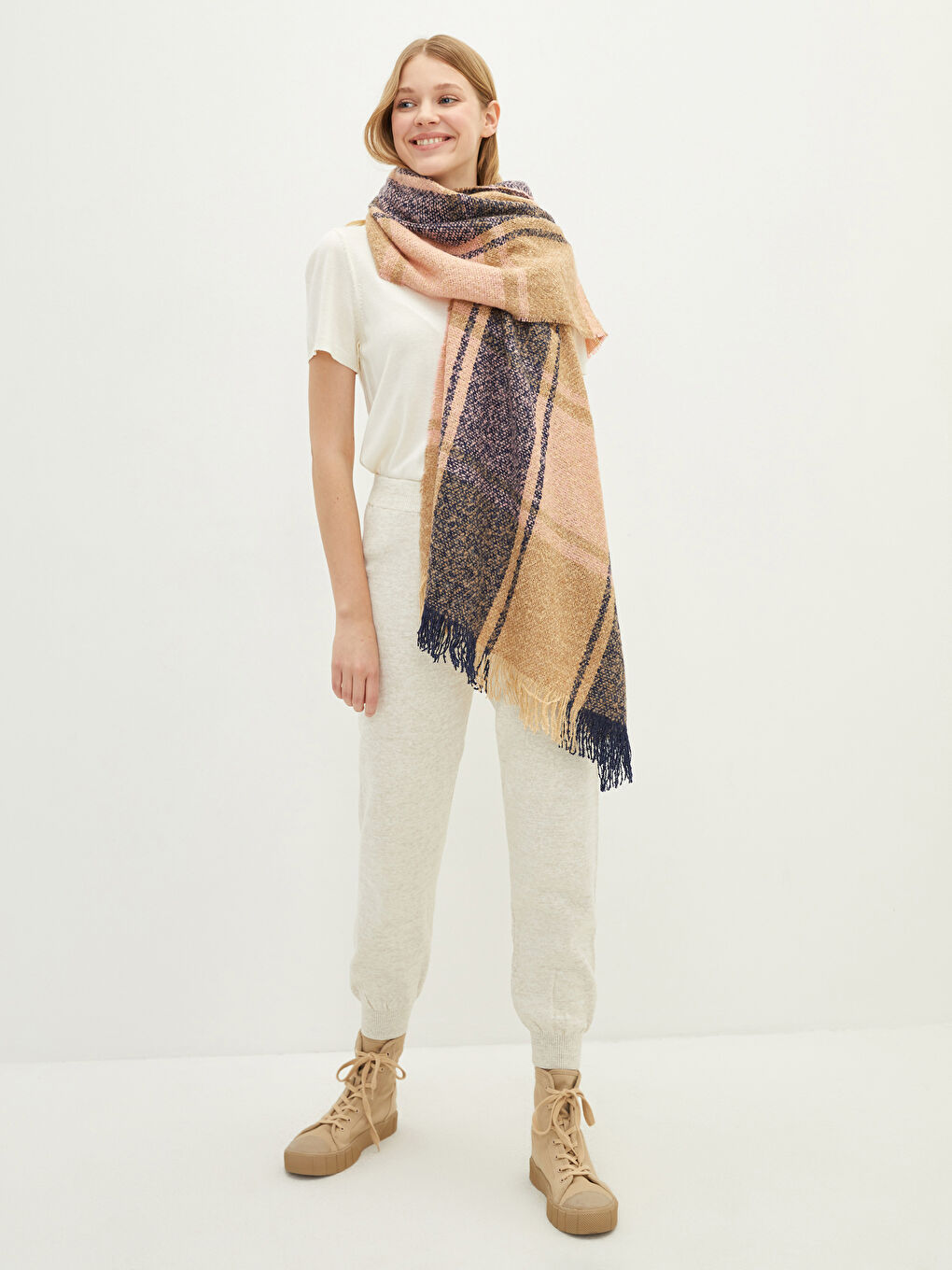 Әйелдерге арналған жұмсақ текстуралы матадан жасалған қысқа шашақты шарф-1