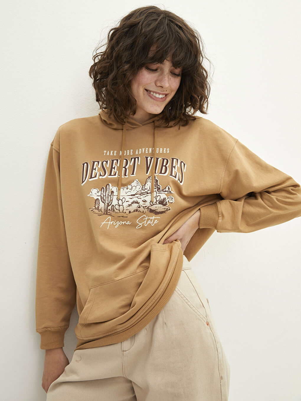 سويت شيرت نسائي مطبوع بغطاء للرأس وأكمام طويلة