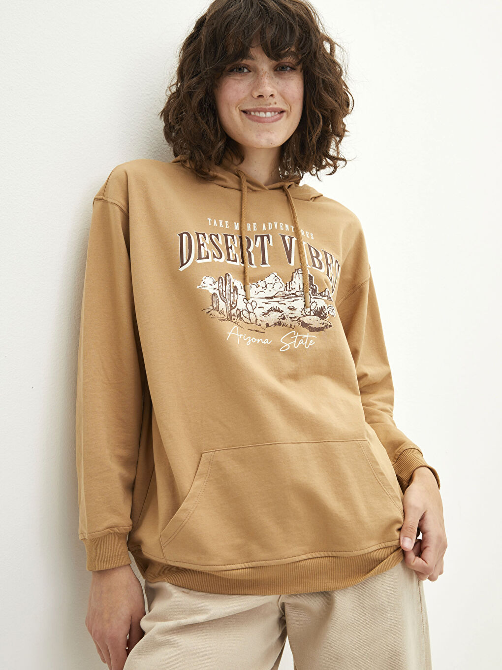 سويت شيرت نسائي مطبوع بغطاء للرأس وأكمام طويلة-1