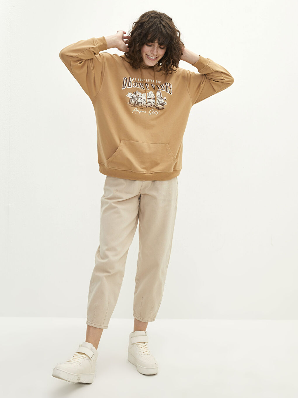 سويت شيرت نسائي مطبوع بغطاء للرأس وأكمام طويلة-2