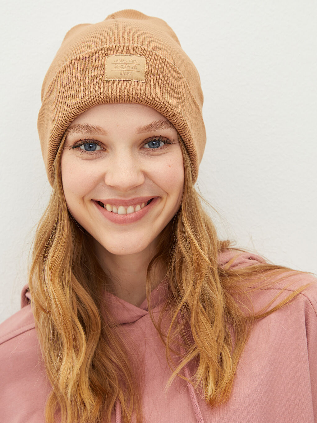 Bej Etiket Detaylı Kadın Triko Bere-3