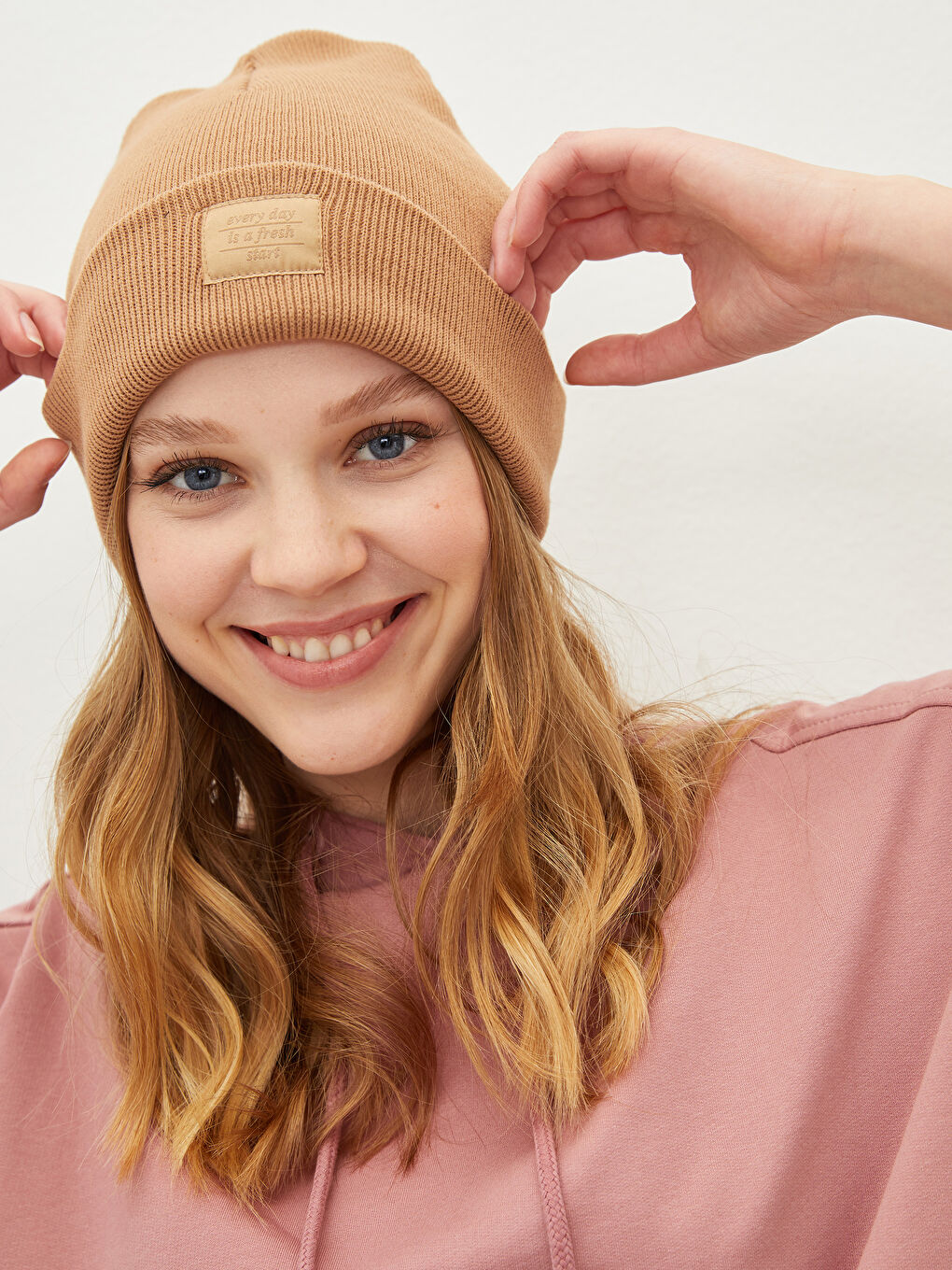 Bej Etiket Detaylı Kadın Triko Bere