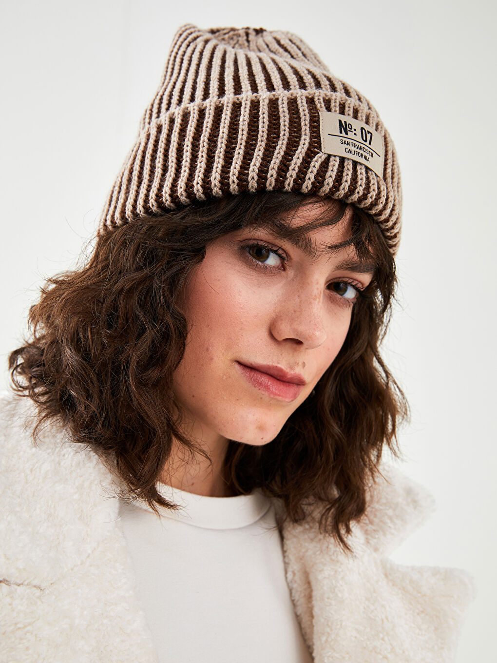 Kahverengi Renk Bloklu Etiket Detaylı Triko Kadın Bere-1