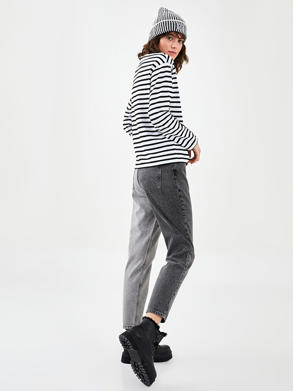 Antrasit Renk Bloklu Etiket Detaylı Triko Kadın Bere-2