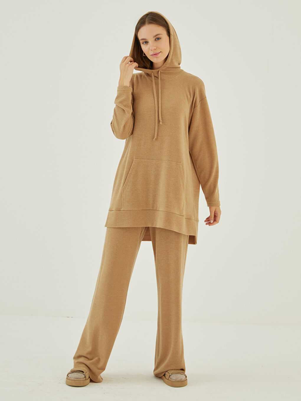 С капюшоном однотонный с длинным рукавом женский трикотажный свитшот-1