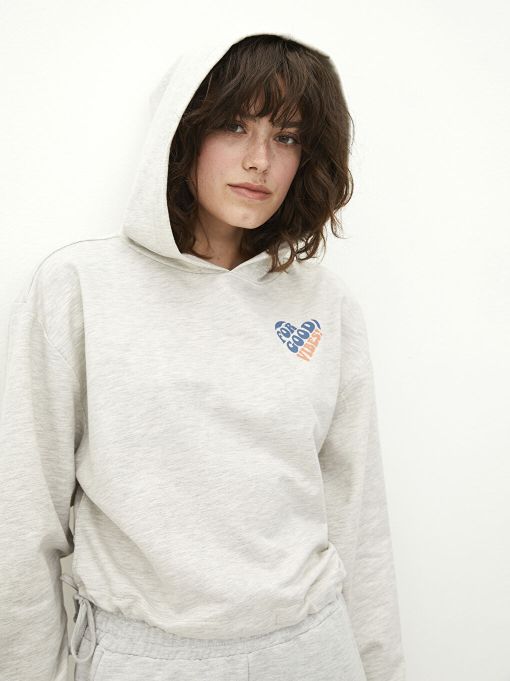 Gri Kapüşonlu Yazı Baskılı Uzun Kollu Kadın Sweatshirt