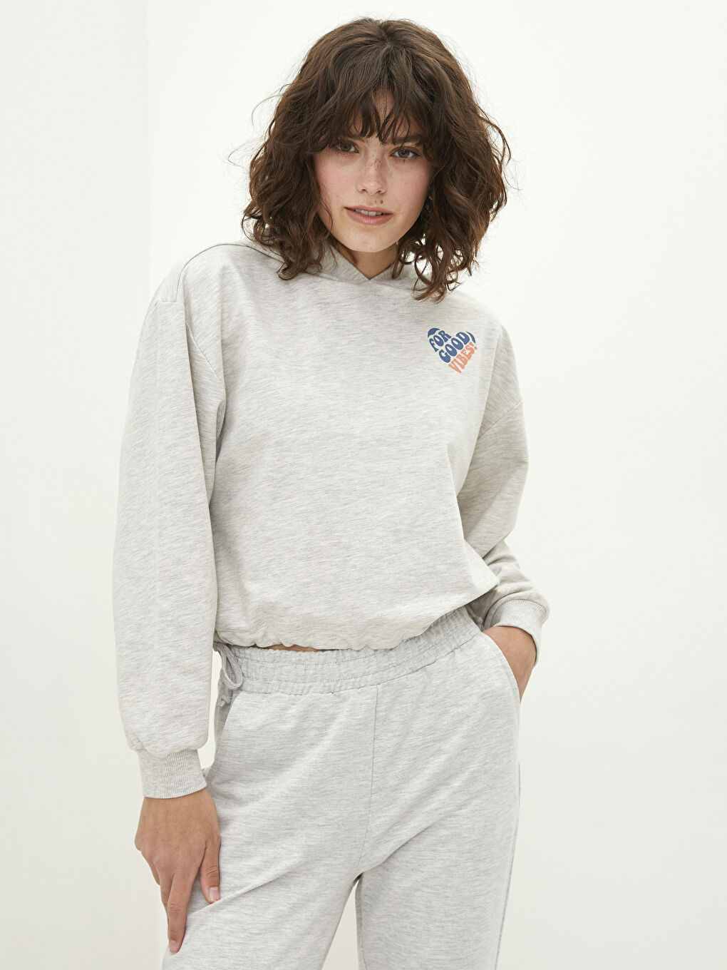 Gri Kapüşonlu Yazı Baskılı Uzun Kollu Kadın Sweatshirt-1