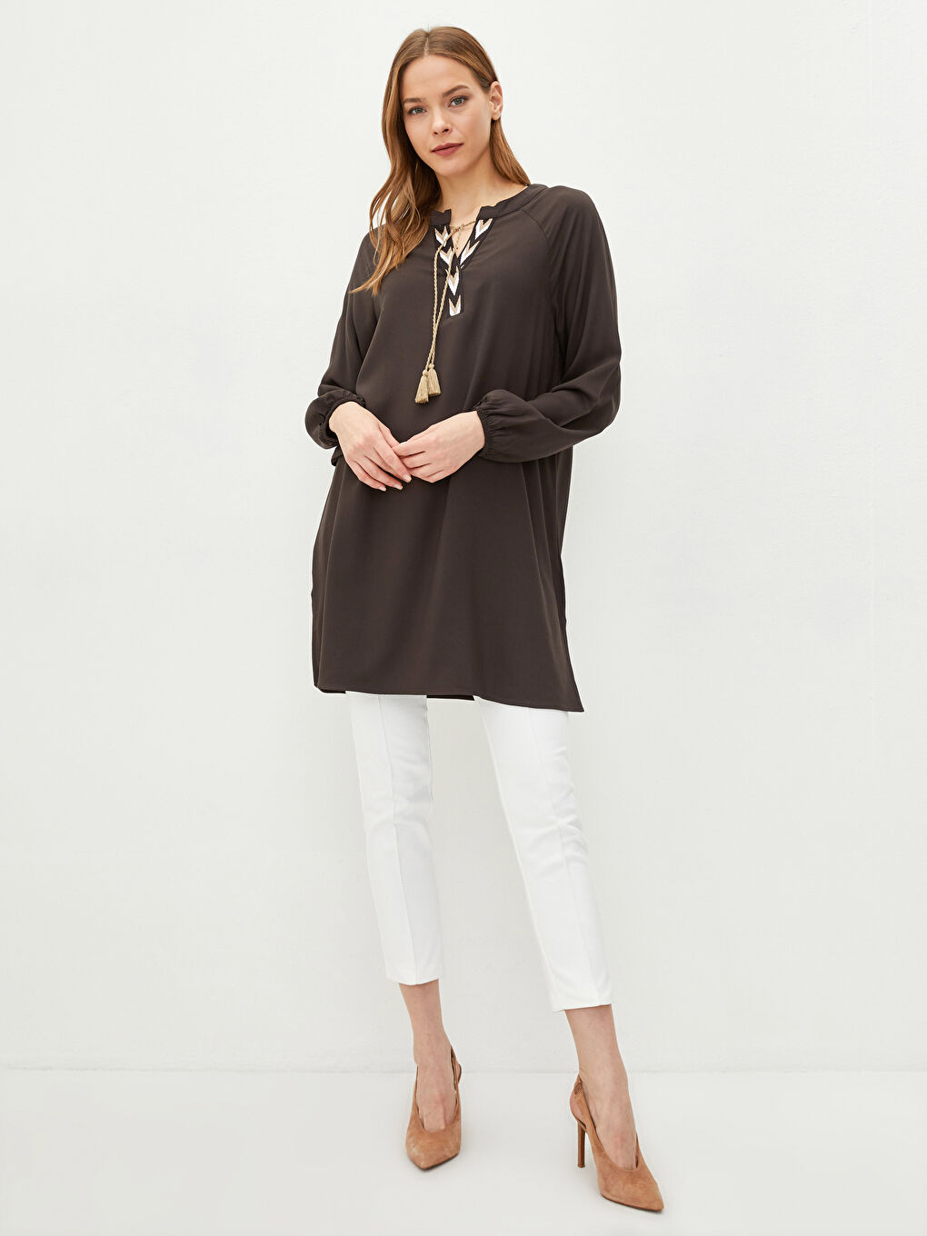 Kahverengi Bağlamalı Yaka Desenli Uzun Kollu Viskon Kadın Tunik-1