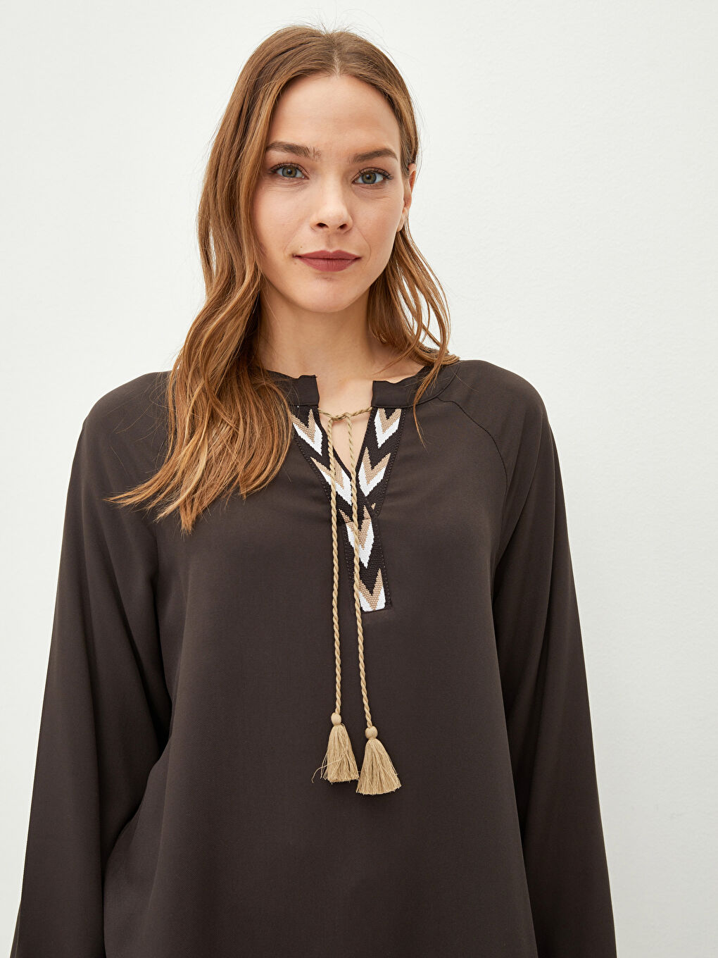 Kahverengi Bağlamalı Yaka Desenli Uzun Kollu Viskon Kadın Tunik-2