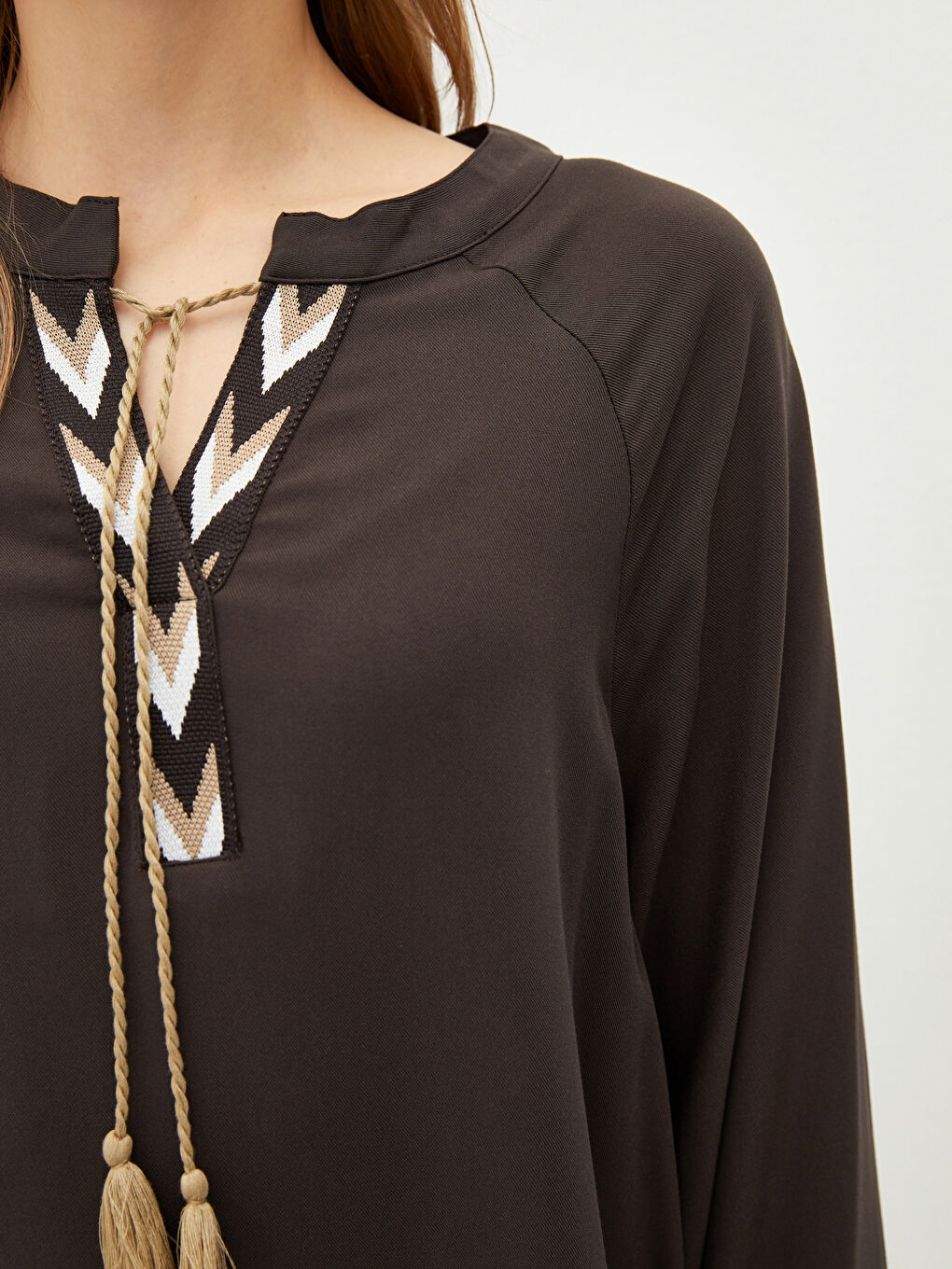 Kahverengi Bağlamalı Yaka Desenli Uzun Kollu Viskon Kadın Tunik-3