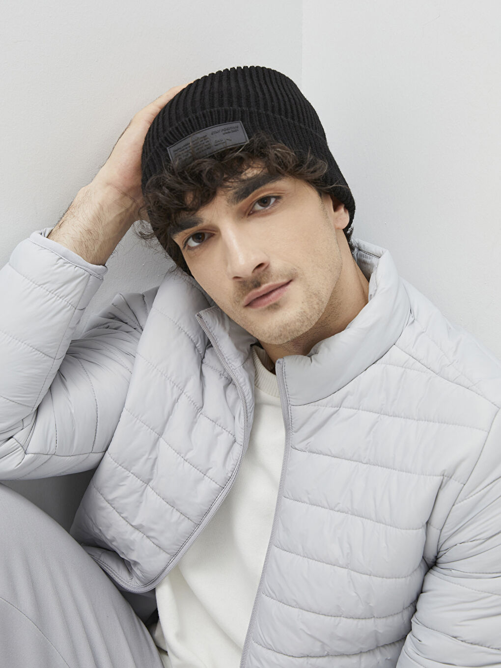 Siyah Etiket Baskılı Erkek Triko Bere